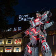 Unicorn Gundam standing statue at DiverCity Tokyo Plaza