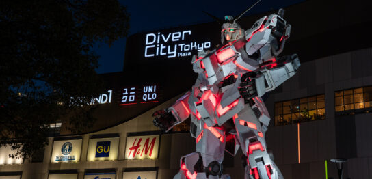 Unicorn Gundam standing statue at DiverCity Tokyo Plaza