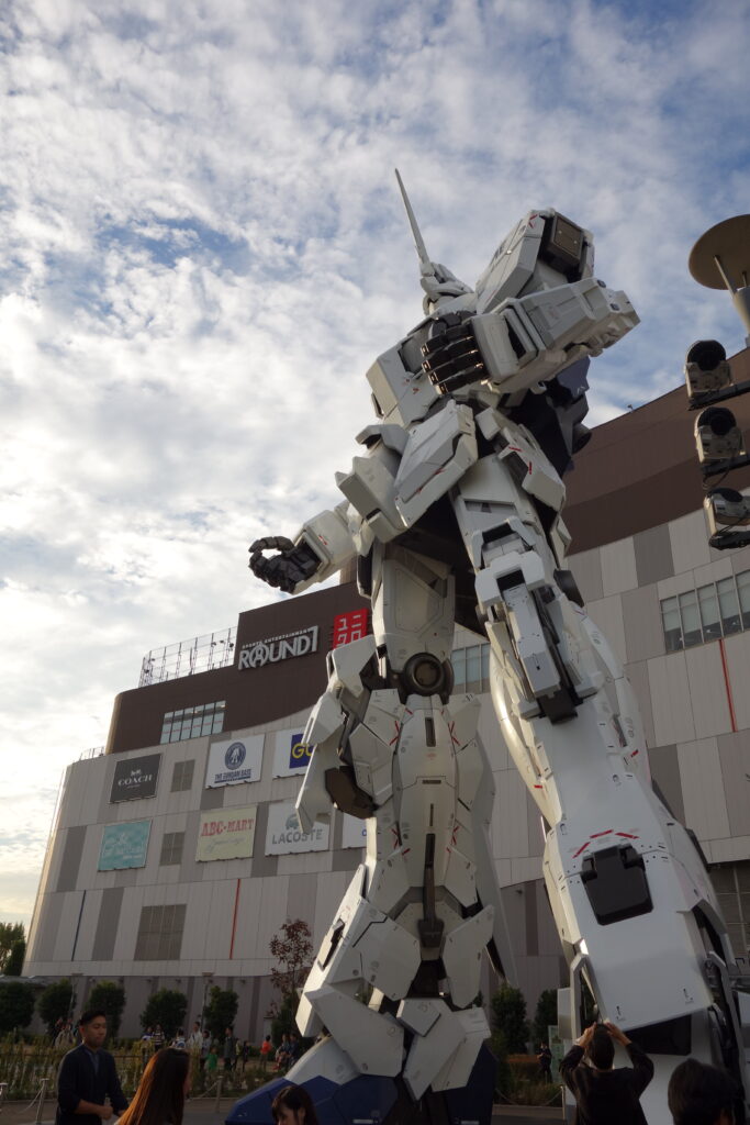 Unicorn Gundam standing statue at DiverCity Tokyo Plaza