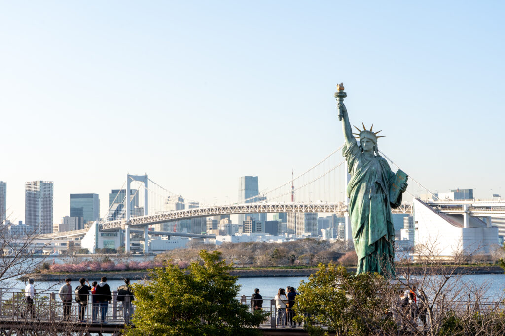 Statue of Liberty and Rainbow Bridge seen from Odaiba Marine Park