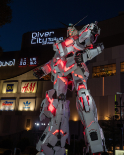 Unicorn Gundam standing statue at DiverCity Tokyo Plaza